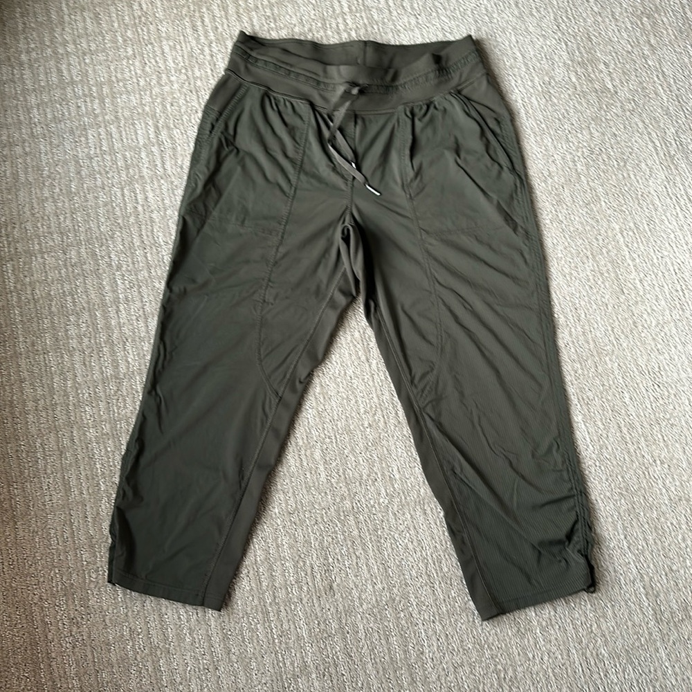 Lululemon Green Cropped Pants